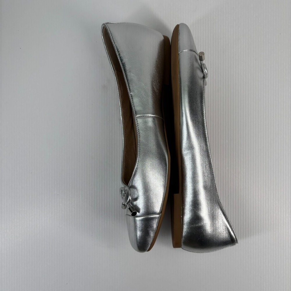 Vionic Silver Flats with Bow Detail 8.5 wide - Picture 5 of 16